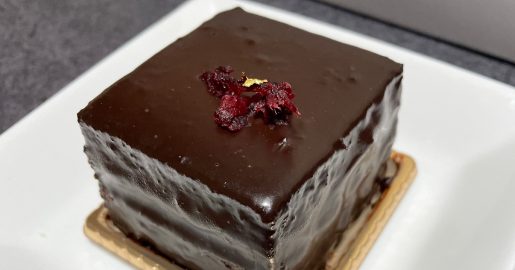 ローゼルジャムのケーキ：ほかにはない、個性派チョコレートケーキ